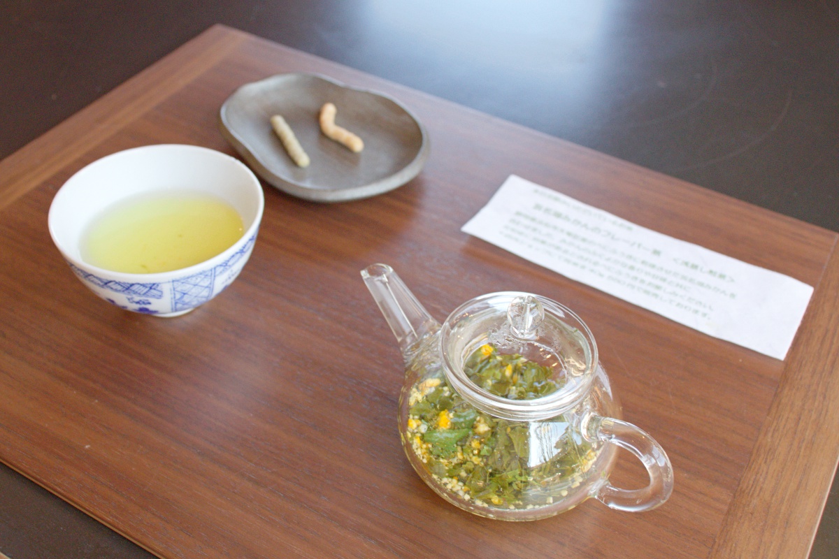 ▲全国27か所から取り寄せた日本茶が揃うお茶の間のおとでは、宮崎さんイチオシのお茶やスイーツを愉しむことができる。写真は、花粉症に効果があるとされる「べにふうき」に、浜名湖ミカンを配合したフレーバーティー。浅蒸しで苦みがすくない緑茶の中に、柑橘のさわやかな香りが広がる。