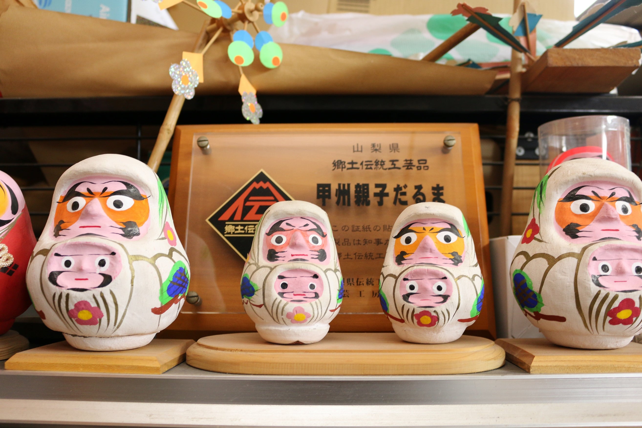 全国でも山梨だけ！お腹に子だるまを抱えたユニークな「甲州親子だるま