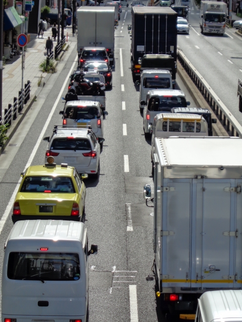 工場への入場待機車両により周辺道路で渋滞が発生