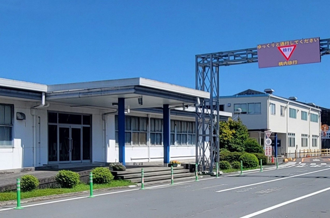登録・未登録の車両に応じた画像をデジタルサイネージに出力
