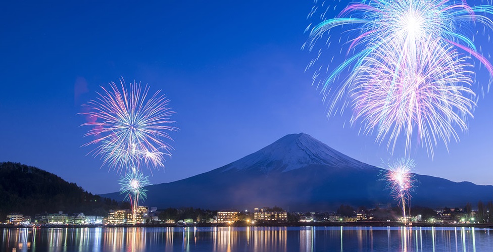 澄んだ夜空を彩る鮮やかな冬花火！ その美しさをつくりだす市川三郷町の老舗花火店