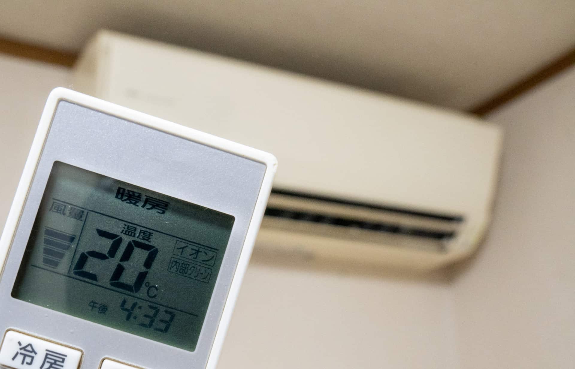 エアコンの暖房は効かないのに冷房は効くのはなぜ？原因と対処法を解説