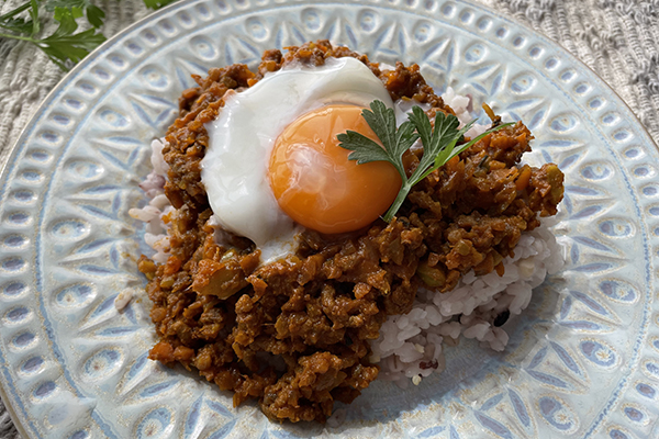 ブロッコリーの茎を活用！はじっこ野菜のドライカレー｜WITH SMILE編集部